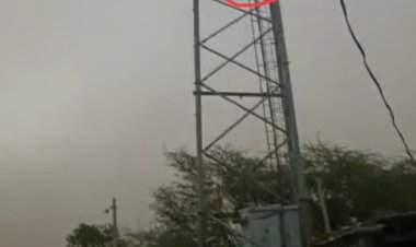 नासिर जुनेद के हत्यारो की गिरफ्तारी नही होने से नाराज मौलाना चढ़ा मोबाइल टॉवर पर:प्रशासन मौके पर