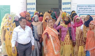 सफाईकर्मियों का अधिशाषी अधिकारी कार्यलय के बाहर जमकर नारेबाजी व विरोध प्रदर्शन