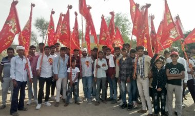 जोधपुरा -बाघोली सीमा से डीजे के साथ बुढ वाले बालाजी धाम तक निकाली निशान यात्रा:51निशान लेकर पदयात्रा में हूए भगत शामिल