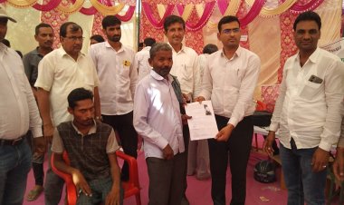 उपखंड अधिकारी शिविर में दिव्यांगो को दिया प्रमाण पत्र