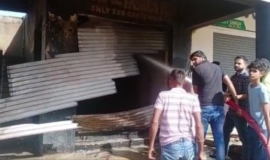 कराना में बीती रात्रि को अज्ञात कारणों के चलते एक रेडीमेड की दुकान में लगी आग:लाखो का नुकसान