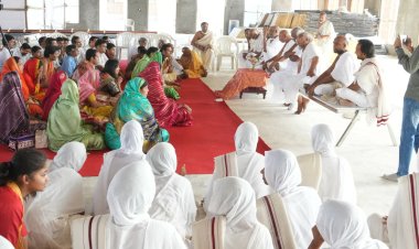 भगवान के जन्मदिन पर मनाई खुशियां, बांटे बूंदी के लड्डू, रजत मुद्राएं आज हुए 18 अभिषेक