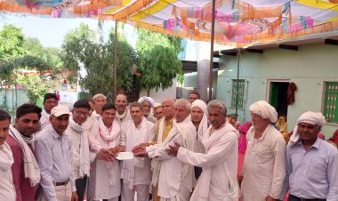 मृत्युभोज की जगह एक लाख रुपए का चेक आदिवासी सेवा संस्थान राजगढ-अलवर को बालिका छात्रावास निर्माण के लिए दिया