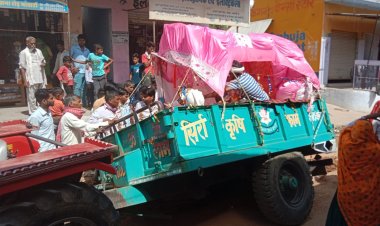 जलदाय विभाग ने हर-घर नल योजना के तहत खोदे गए गड्ढे ठीक से नहीं भरे:  देव प्रतिमा मूर्ति प्राण प्रतिष्ठा के लिए नगर परिक्रमा कर रहे टैक्टर का पहिया धसा