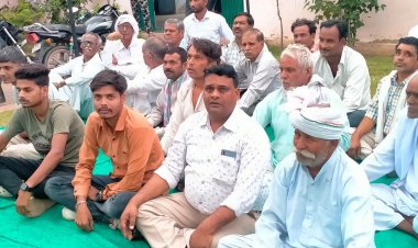 वार्ड पंचों ने किया धरना प्रदर्शन