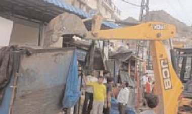 लालसोट महिला चिकित्सालय के सामने से नगर पालिका ने हटवाया अतिक्रमण