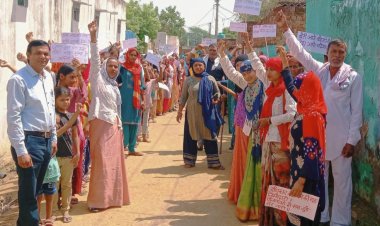 इब्तिदा संस्था द्वारा महिलाओं व युवाओ ने ने बालिका शिक्षा , शराबबंदी, जुआबन्दी को लेकर लगाए नारे