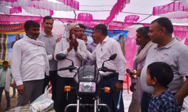 क्रिस्टल के लक्की ड्रा कूपन में निकली किसान को एक स्पेलेंडर प्लस बाइक