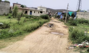 आजादी के 75 साल के बाद भी उपेक्षा का दंश झेल रहा अलवर जिले का यह गाँव:बारिश से जलभराव ने बढ़ाई समस्या