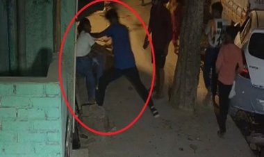 दिल्ली में नाबालिक लड़की की सड़क पर हत्या:चाकू से आरोपी ने किए 20 से ज्यादा वार, सिर पर पत्थर पटका