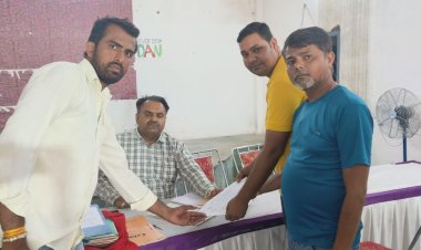 बीस वर्ष पुराने मोबाइल टॉवर को हटाने को लेकर सौंपा ज्ञापन