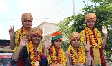 विद्यालय में टॉपर आए विधार्थियों का रेली निकाल कर किया स्वागत