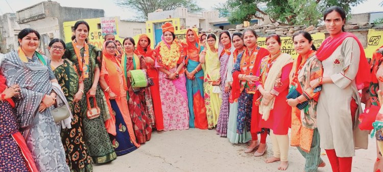 भाजपा राष्ट्रीय महिला मोर्चा की पदाधिकारी डॉ. कायनात काजी का महिला भाजपाइयों ने भाजपा दुपट्टा पहनाकर किया स्वागत