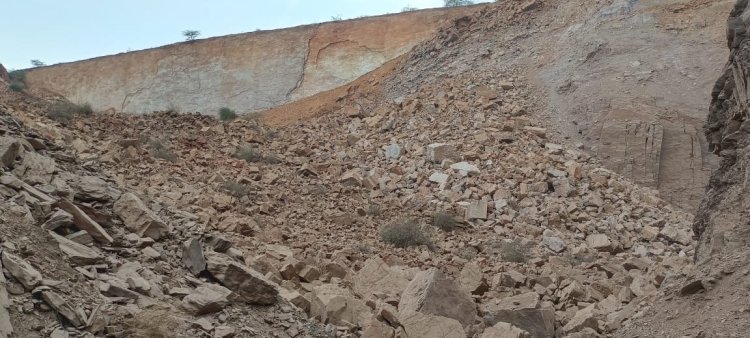 हरियाणा के प्रतिबंधित पहाड का अवैध  खनन पत्थर, राजस्थान की वैध लीज में गिरा,चोरी होने की सम्भावना, सुरक्षा के कोई इंतजाम नही