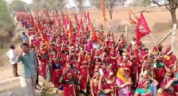 चक जोधपुरा की ढाणी खेदडो वाली के हीरामल मंदिर में महिलाओं ने निकाली कलश यात्रा