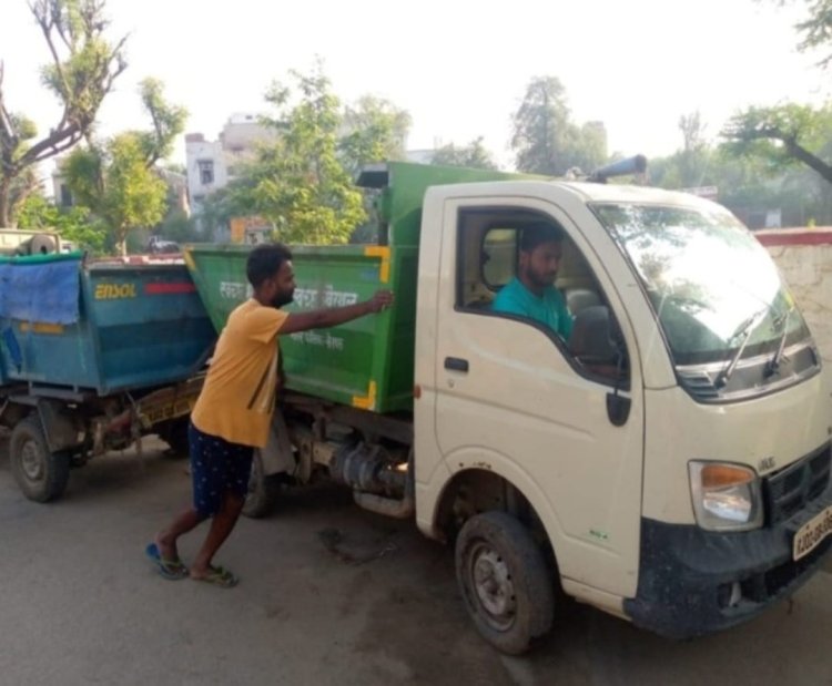 नगरपालिका बन रही नरक-पालिका: स्वच्छ भारत अभियान की उड़ रही धज्जियां, धक्का स्टार्ट कचरा वाहन