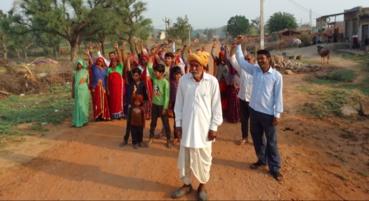 खातेदारी भूमि में ठेकेदार द्वारा जबरन सड़क डालने पर ग्रामीणों ने किया विरोध प्रदर्शन