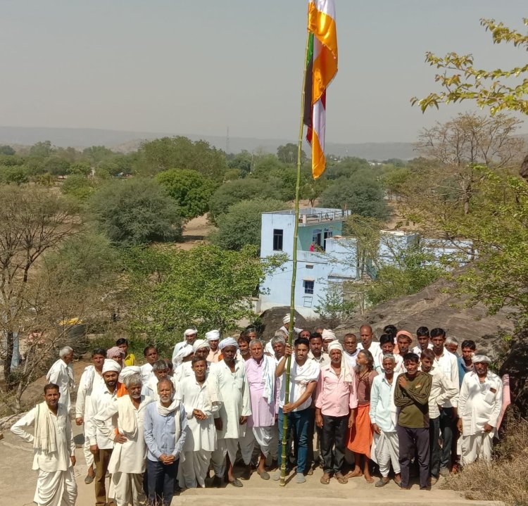 सकट में ग्रामीणों ने महायज्ञ के आयोजन को लेकर शुभ मुहूर्त में किया झंडा रोपण:खाक नाथ मंदिर पर 19 जून से 27 जून तक होगा नव कुंडीय रूद्र महायज्ञ का आयोजन