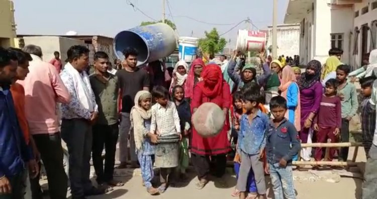कस्बे में पानी की विकट समस्या पानी को लेकर महिलाओं में भारी आक्रोश:महिलाओं ने ईदगाह रोड पर लगाया जाम