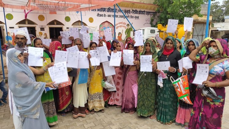 100 दिन का रोजगार नहीं मिलने पर नगरपालिका में नरेगाकर्मी महिलाओं ने किया हंगामा