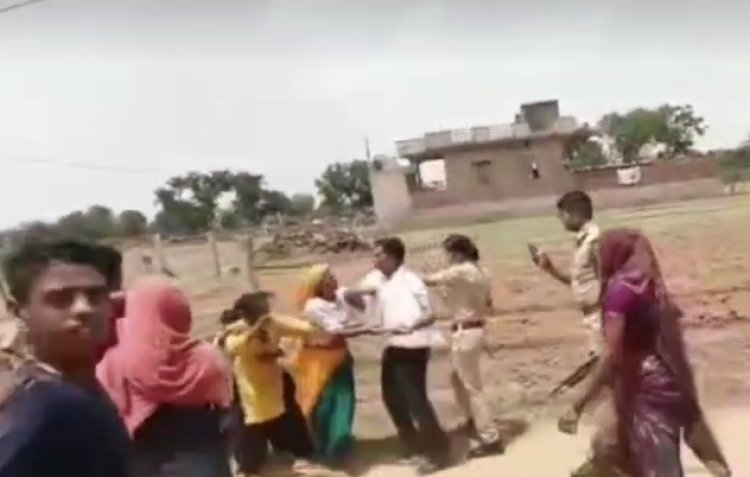 ग्रामीणों ने लाठी डंडों से पुलिस जवानों पर किया हमला: 20 लोगों के खिलाफ मामला दर्ज