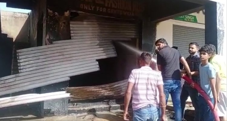 कराना में बीती रात्रि को अज्ञात कारणों के चलते एक रेडीमेड की दुकान में लगी आग:लाखो का नुकसान