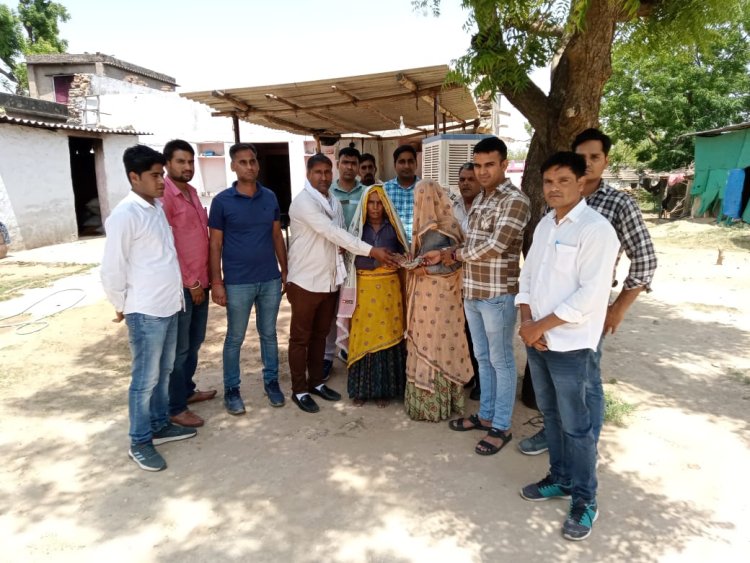 सिपाही की ब्लड कैंसर से मौत: सहकर्मियों ने परिवार को  85000 रुपए की आर्थिक सहायता राशि  की भेंट