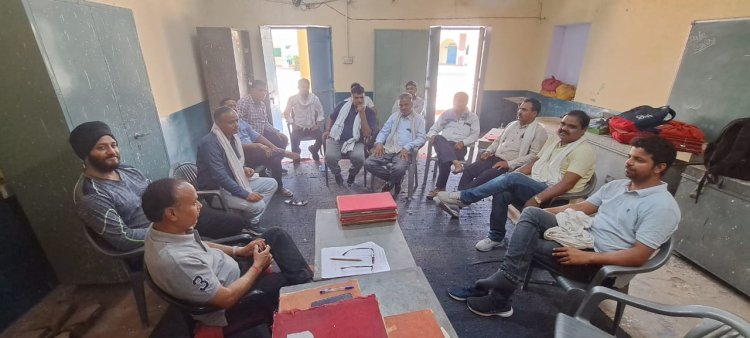 प्रदेश स्तर पर चल रहे आंदोलन में  विभिन्न मांगों को लेकर मंत्रालिक कर्मचारी संघ की रामगढ में बैठक आयोजित