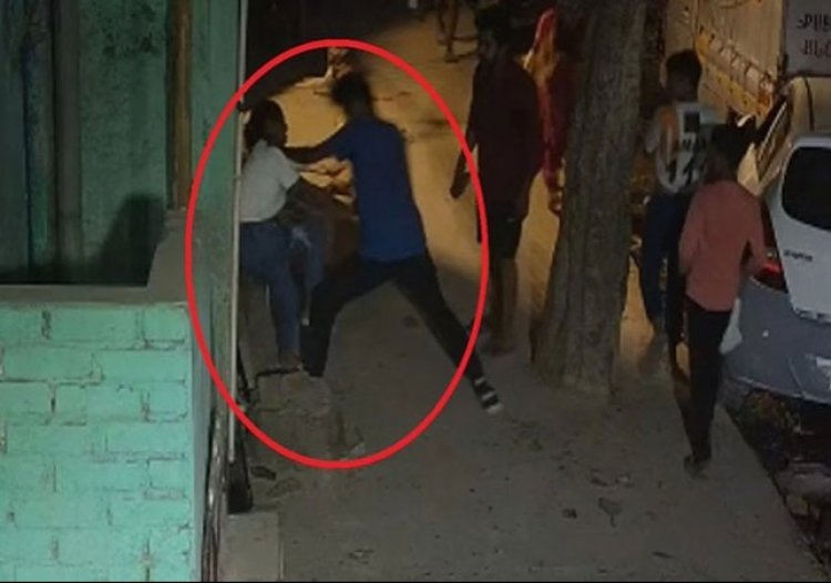 दिल्ली में नाबालिक लड़की की सड़क पर हत्या:चाकू से आरोपी ने किए 20 से ज्यादा वार, सिर पर पत्थर पटका