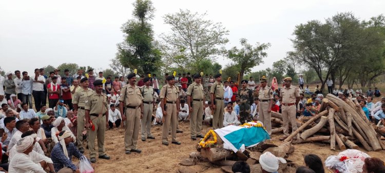 हृदय गति रुकने से सैनिक की मौत:  पैतृक गांव नांगल सोहन मे राजकीय सम्मान के साथ हुआ अन्तिम संस्कार