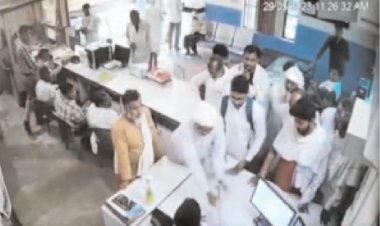 कॉपरेटिव बैंक में लोगो ने किया हंगामा, छीना मैनेजर का मोबाइल