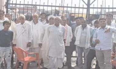 समर्थन मूल्य पर खरीद नहीं होने पर किसानों ने किया प्रदर्शन, मंडी गेट पर जड़ा ताला