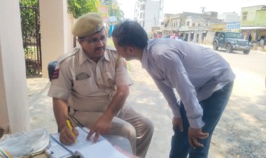 दुपहिया वाहन चालकों पर पुलिस की चली कलम:काटे चालान‌  बिना हेलमेट दुपहिया वाहन चालकों पर कार्रवाई