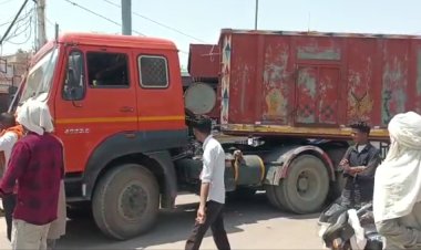 शराब के नशे में दुकान के शेड के नीचे घुसा ट्रक- बाल-बाल बचे बस के इंतजार में खड़े यात्री: नशेड़ी ट्रक चालक को लिया हिरासत में