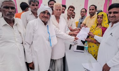 महंगाई राहत कैंप मे आमाला(बहड़को)के ग्रामीण लोगो ने आकर दो चोरी हुए ट्रांसफार्मर दिलाने के लिए दिया लिखित निवेदन