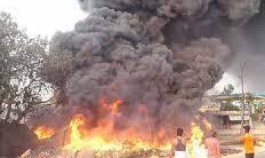 पेट्रोल पंप के पास PVC पाइप में लगी भीषण आग:मौके पर मची भगदड़ सडक पर आवागमन रोका