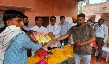 ललावडी गांव में आयोजित महंगाई राहत कैंप में पहुंचे मेवात विकास बोर्ड के चेयरमैन जुबेर खान