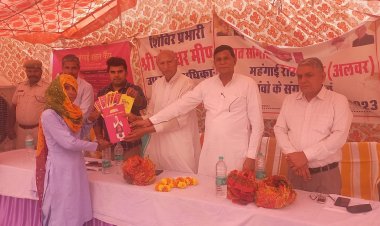 विधायक दीपचंद खैरिया ने ग्राम पंचायत तरवाला में महंगाई राहत शिविर में बांटे राहत कार्ड