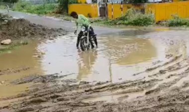 कीचड़ व गंदे पानी से भरे रास्ते से ग्रामीण व राहगीर परेशान