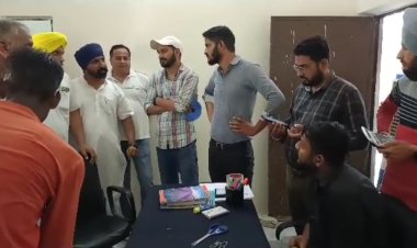 नालियां साफ़ करने से मनरेगा मजदूरों को दिक्कत:आप कार्यकर्ताओं ने किया हस्तक्षेप