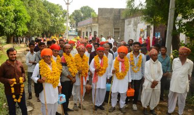 22 दिन की यात्रा यात्रा से लौटे श्रद्धालु, ग्रामीणों ने किया फूल मालाओं से स्वागत