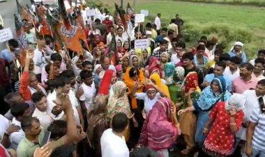 भारी बारिश के बीच डॉ.शानू यादव ने शहीद स्मारक पर पुष्प अर्पित कर बीरनवास से प्रारंभ की दूसरे दिन की  यात्रा