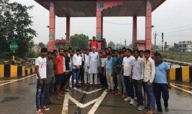 दो नगरपालिकाओं के बीच में टोल टैक्स नाका होने को बताया अनुचित: किसानों ने किया विरोध प्रदर्शन, टोल वसूली पर जताई नाराजगी