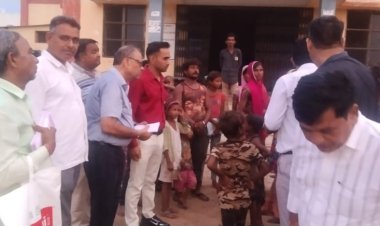 तखतगढ़ बाढ़ पीड़ितों की मदद के लिए राशि वितरित करने में जुटा उपखंड प्रशासन