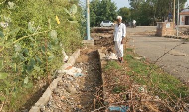 मिट्टी से अटे पड़े हैं नाले लोगों के लिए सिरदर्द:तखतगढ नगरपालिका उदासीन