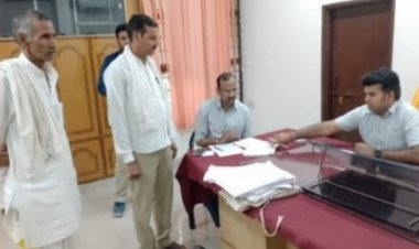 राजीव गांधी कृषक साथी योजना के अंतर्गत मृतक किसानों के आश्रितों को अधिकारियों ने सौंपे चेक