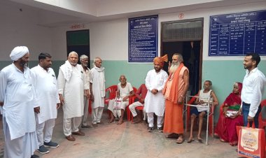 तिजारा में बाईपास स्थित वृद्ध आश्रम पर बसपा नेता इमरान खान ने मिठाई बांट कर लिया आशीर्वाद