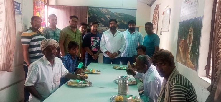 नेता प्रतिपक्ष विक्की चौधरी ने अपने जन्मदिन को यादगार बनाया: जरूरतमंदों को इंदिरा रसोई में कराया भोजन