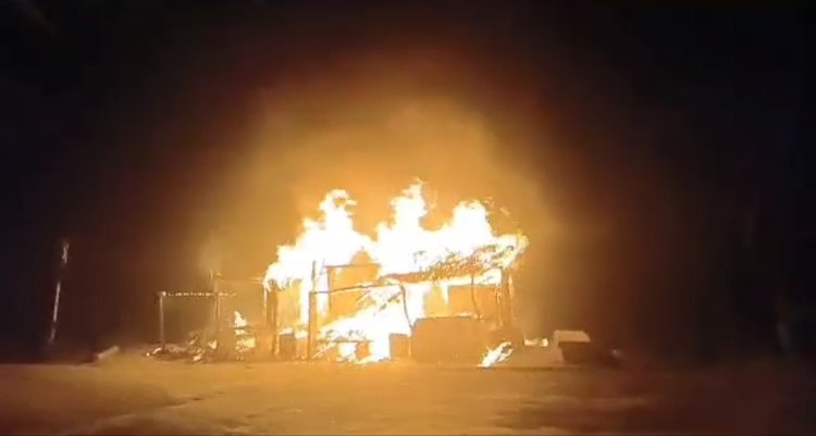 अज्ञात कारणों से चाय की दो छप्परपोश दुकानों में लगी आग, धमाके के साथ फटा गैस सिलेंडर