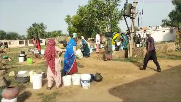 रामगढ़ विधानसभा मे पानी की किल्लत से ग्रामवासी परेशान: दूर दूर खेत लगे बोरिंग से लाना पड़ता है पानी